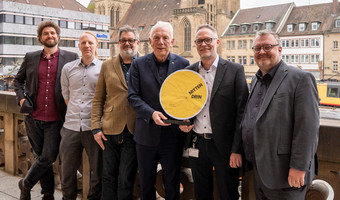 Stellten die zentralen Projekte für die Innenstadt vor: Oberbürgermeister Harry Merge( Mitte); Baubürgermeister Andreas Ringle (r.); Patrik Henschel, Leiter des Planungs- und Baurechtsamts (2.v.r.); Markus Weismann (asp Architekten, 3.v.l.), Sven Lohmeyer (urbanista, 2.v.l.) und Amos Heuss, zukünftiger Leiter des Kompetenzzentrums Innenstadt (l.) © Stadt Heilbronn