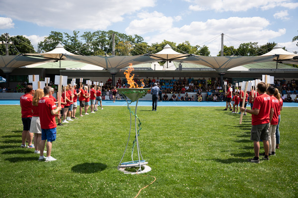 Man sieht das Special Olympics-Feuer