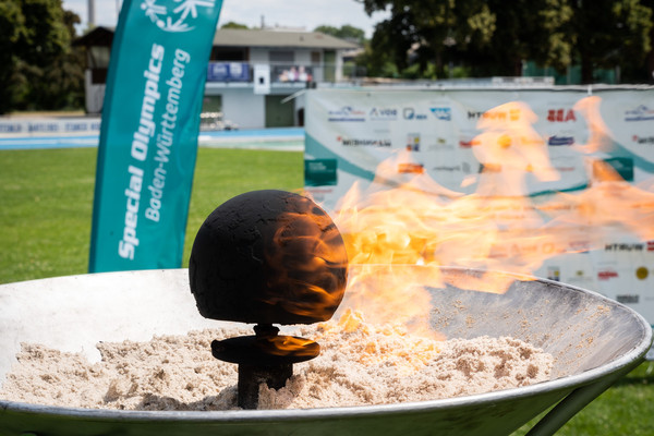 Auf diesem Foto sieht man das entzündete Feuer der Special Olympics Baden-Württemberg