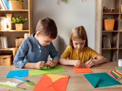 Man sieht zwei Kinder basteln/ KI generiertes Bild