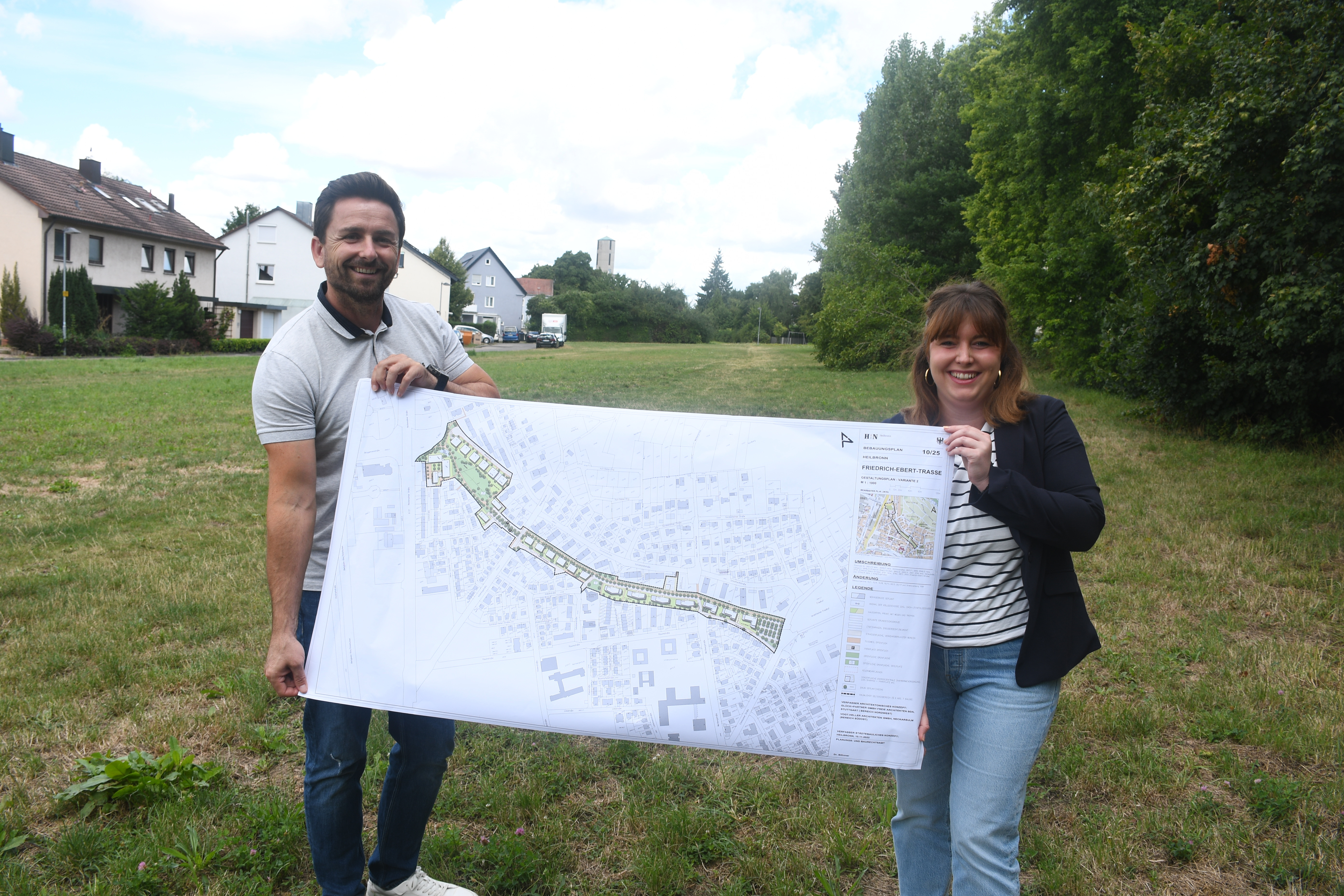 Die Stadtplaner Azra Sudic und Valon Begolli zeigen in geplanten Wohnbaugebiet Friedrich-Ebert-Trasse einen Plan. ohnraum für rund 660 Menschen soll in dem Areal entstehen.
