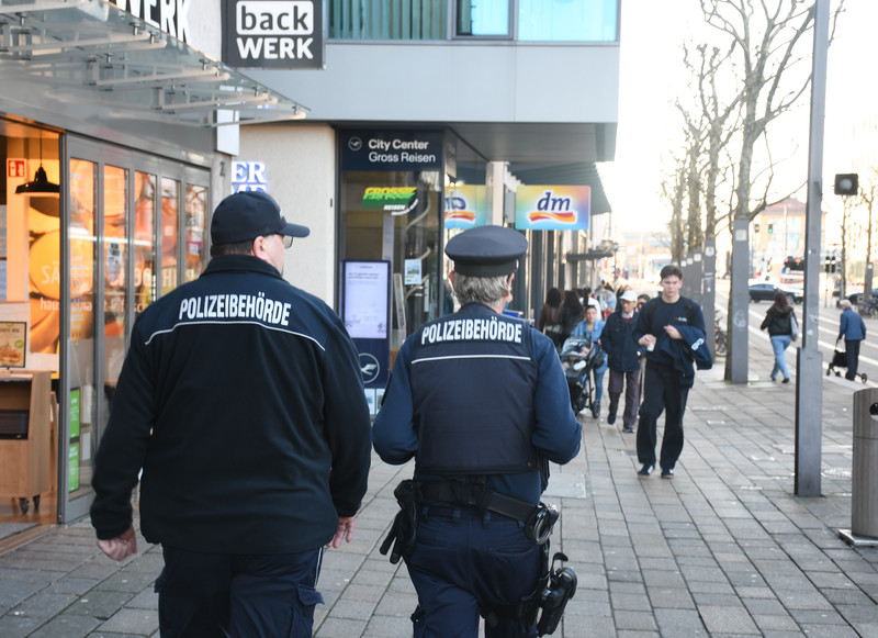 Das Bild zeigt die Mitarbeiter des kommunalen Ordnungsdienstes beim Gang durch die Kaiserstraße.