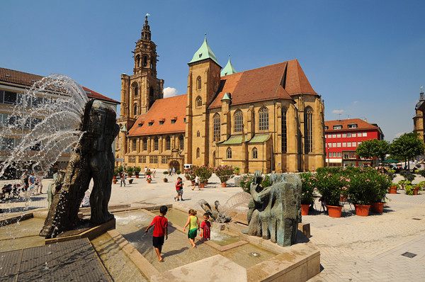 Man sieht den Kiliansplatz mit Kilianskirche