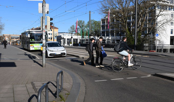 Das Bild zeigt die Kreuzung der Bahnhofstraße mit der Oberen Neckarstraße, wo Bus, Stadtahn, Autofahrer, Radfahrende und einige Fußgänger die Kreuzung nutzen.