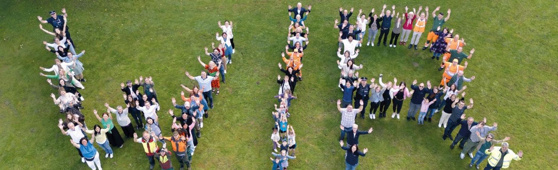 Man sieht ein Foto von einigen Mitarbeitenden der Stadt Heilbronn. Sie haben sich so aufgestellt, dass es das Wort "WIR" in Großbuchstaben ergibt.