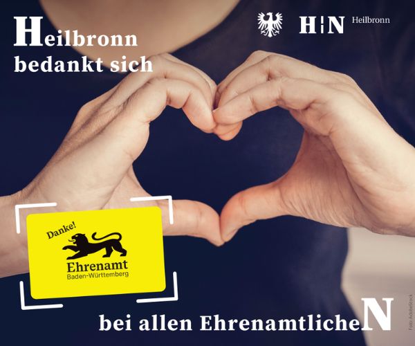 Man sieht Hände, die ein Herz formen. Im Vordergrund sieht man ein Bild der Ehrenamtskarte.Foto: AdobeStock; Ehrenamtskarte: Ministerium für Soziales, Gesundheit und Integration Baden-Württemberg