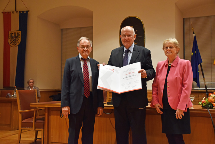 Der Otto Kirchheimer-Preisträger 2021 Professor Elmar Wiesendahl mit dem Stifterehepaar Gudrun Hotz-Friese und Harald Friese. Foto: Stadt Heilbronn