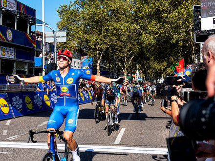 Radprofi Jonathan Milan erreicht 2024 als Sieger der ersten Etappe der Lidl Deutschland Tour 2024 das Ziel in Heilbronn.