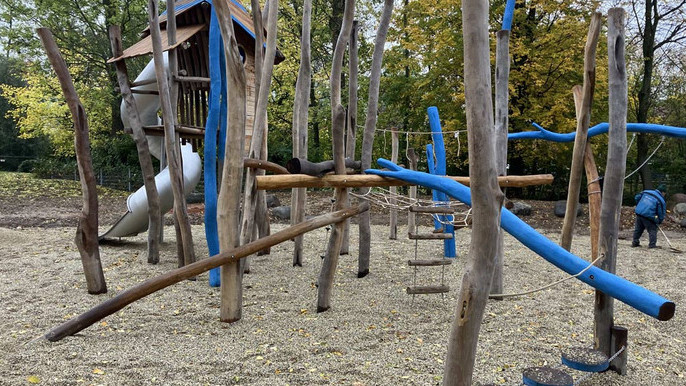 Man sieht das Klettergerüst des Spielplatzes Correll'sche Insel nach der Sanierung