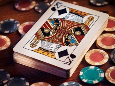 Man sieht ein Kartenspiel (KI generiertes Bild)