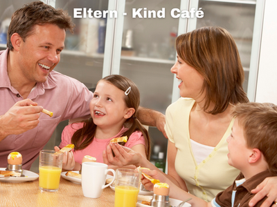 Man sieht Eltern mit zwei Kindern beim Frühstück.