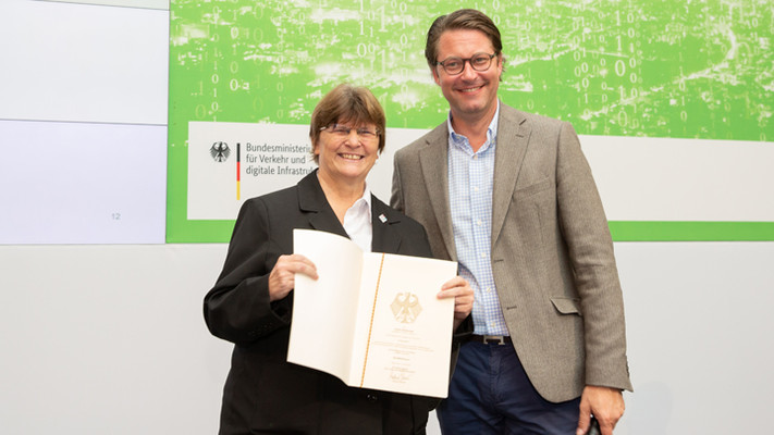 Bundesverkehrsminister Andreas Scheuer überreichte Christiane Ehrhardt, Amtsleiterin des Amts für Straßenwesen der Stadt Heilbronn, einen Fördermittelbescheid.