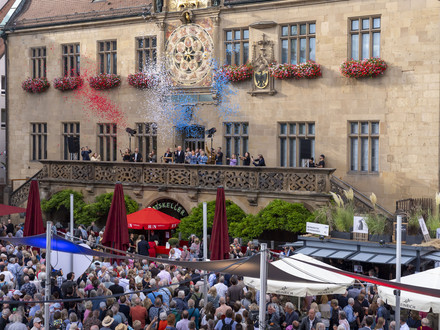 Das Bild zeigt Konfetti-Fontänen in Heilbronn-Farben, die zur Eröffnung des Heilbronner Weindorfs in die Luft befördert wurden.