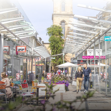 Schmuckbild - zwei Menschen gehen shoppen in der Hafenmarktpassage