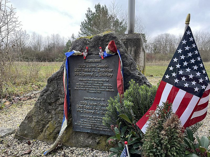 Auf dem Bild ist der Gedenkstein zu sehen mit den Namen der drei getöteten US-Soldaten auf dem früheren US-Militärstandort Waldheide. 