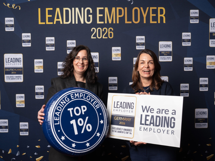 Nicole Renz und Alexandra Göller vom Personal- und Organisationsamt bei der feierlichen Überreichung des Leading Employer Awards durch das Hamburger Institute of Research & Data Aggregation GmbH (Foto: Perspektive Media)