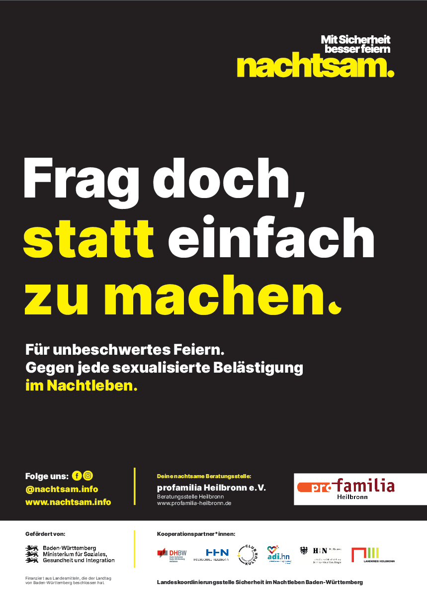 Das Bild zeigt ein dunkles Plakat mit auffälligem Text in Weiß und Gelb. Im Zentrum steht der Slogan Frag doch, statt einfach zu machen. Darüber ist das Logo der Kampagne nachtsam mit dem Hinweis Mit Sicherheit besser feiern zu sehen. Darunter folgt der Text Für unbeschwertes Feiern. Gegen jede sexualisierte Belästigung im Nachtleben. Am unteren Rand stehen Informationen zu Social Media Kanälen, eine Website sowie Logos von beteiligten Organisationen und Partnern. Das Plakat richtet sich gegen übergriffiges Verhalten und wirbt für respektvollen Umgang im Nachtleben.