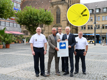 Start für die Videoüberwachung auf dem Heilbronner Marktplatz: (v.l.) Polizeipräsident Frank Spitzmüller, Innenminister Thomas Strobl, stv. Polizeipräsident Markus Geistler, Oberbürgermeister Harry Mergel und Polizeipressesprecher Frank Belz präsentieren ein Hinweisschild mit Informationen zur Videoüberwachung. Sieben davon sind rund um den Marktplatz für alle gut sichtbar angebracht. Foto: Stadtarchiv / Barbara Kimmerle