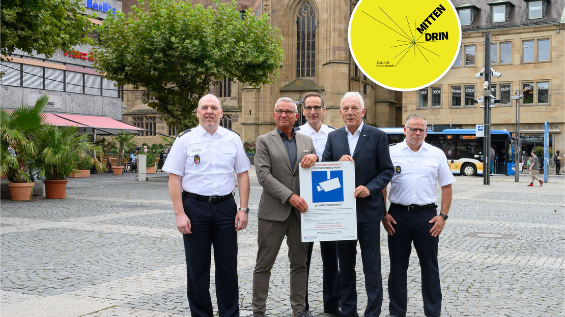 Start für die Videoüberwachung auf dem Heilbronner Marktplatz: (v.l.) Polizeipräsident Frank Spitzmüller, Innenminister Thomas Strobl, stv. Polizeipräsident Markus Geistler, Oberbürgermeister Harry Mergel und Polizeipressesprecher Frank Belz präsentieren ein Hinweisschild mit Informationen zur Videoüberwachung. Sieben davon sind rund um den Marktplatz für alle gut sichtbar angebracht. Foto: Stadtarchiv / Barbara Kimmerle