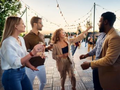 Menschen musizieren und tanzen gemeinsam - KI generiertes Bild