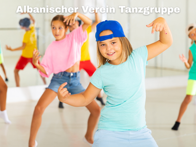 Man sieht Jugendliche beim Tanzen in einer Gruppe.