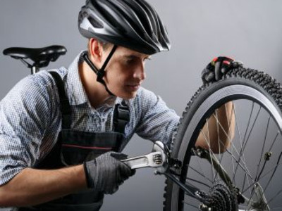 Fahrradwerkstatt, Junger mann am Fahrrad, KI-generiertes Foto (Stadt Heilbronn/Jürgen Häffner)