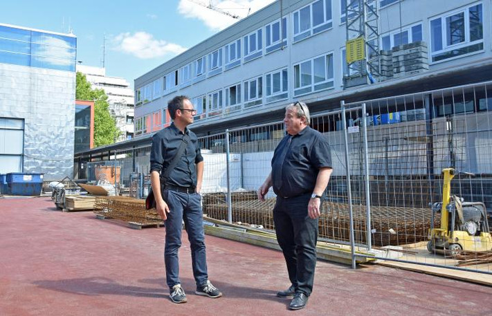 Projektleiter Cornelius Krähmer (l.) und Baubürgermeister Wilfried Hajek auf der Baustelle der Fritz-Ulrich-Schule in der Karlstraße
