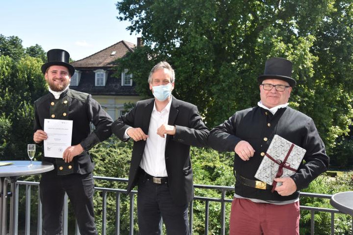 Volker Schoch, stellvertretender Leiter des für das Schornsteifegerwesen zuständigen Planungs- und Baurechtsamts, Marcel Weidenbacher (l.) zum bevollmächtigten Schornsteinfeger und verabschiedete Klaus Rensky (r.). 