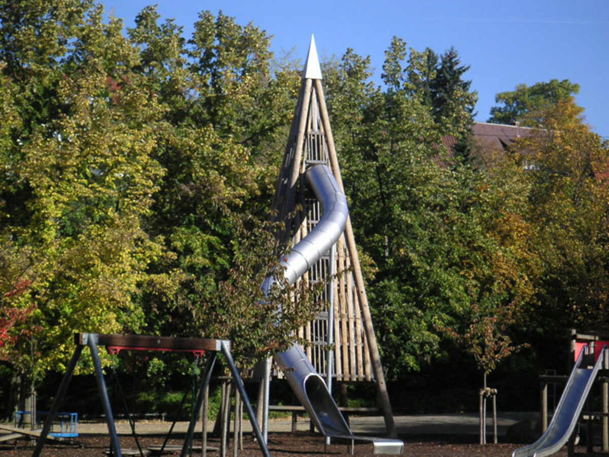 Spielplatz mit Riesenrutsche