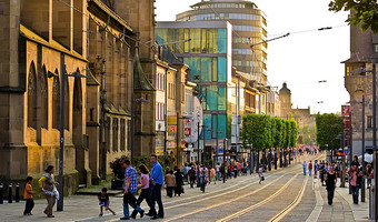 Das Bild zeigt die Kaiserstraße in Heilbronn im Bereich Kilianskirche mit vielen Fußgängern.