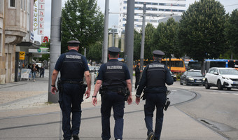 Man sieht drei Mitarbeiter des Kommunalen Ordnungsdienstes der Stadt Heilbronn auf Streife an der Allee.