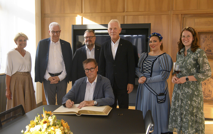 Der baden-württembergische Landwirtschaftsminister Peter Hauk trägt sich ins Goldene BUch der Stdat Heilbronn ein.