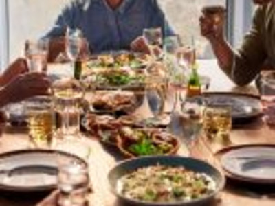 Menschen essen gemeinsam, - KI generiertes Bild