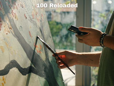 Man sieht eine Person, die einen Pinsel in der Hand hält und Punkte auf eine Leinwand zeichnet.