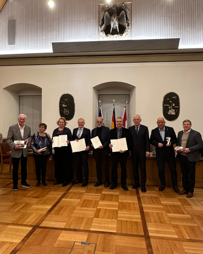 Für ihr jahrzehntelanges kommunalpolitisches Engagement wurden folgende Mitglieder des Gemeinderats von Oberbürgermeister Harry Mergel geehrt (v.l.): Eugen Gall (Freie Wähler), Marianne Kugler-Wendt (SPD), Tanja Sagasser-Beil (SPD), Rainer Hinderer (SPD), Erhard Mayer (SPD), Harald Pfeifer (SPD), Thomas Aurich (CDU) und Nico Weinmann (FDP). Foto: Stadt Heilbronn