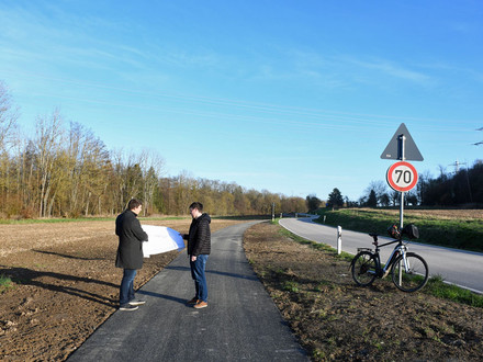 Der neue Radweg entlang der Kreisstraße von Biberach bis bis zur Hundesportanlage Richtung Bonfeld (K 9560) kurz vor der Fertigstellung.