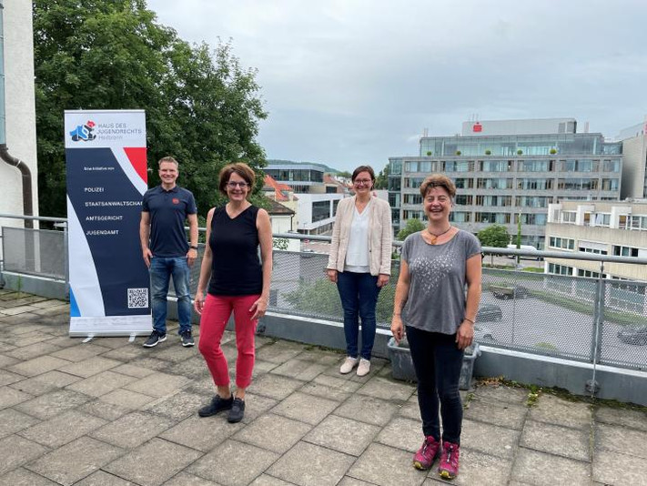 Enge Zusammenarbeit ist gefragt: Polizeioberkommissar Marius Müller mit Dorothee Grimm, Sabine Cokceken und Tanja Pummer vom Amt für Familie, Jugend und Senioren