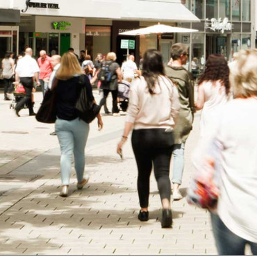 Schmuckbild - Menschen laufen durch die Innenstadt