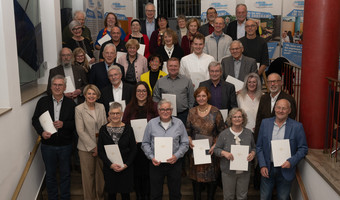 Das Bild zeigt die geehrten ehrenamlichen Frauen und Männer mit Oberbürgermeister Harry Mergel, Bürgermeisterin Agnes Christner und Dekan Christoph Baisch.