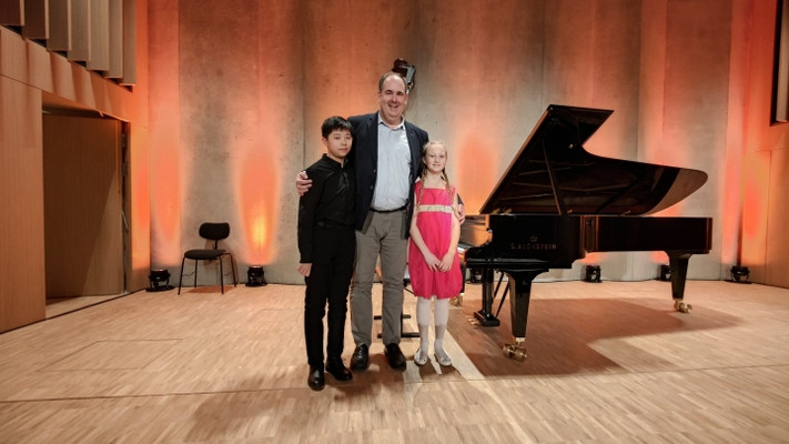 Musikschullehrer Björn Vielhaber mit den beiden elfjährigen Klaviertalenten Charlotte-Florentine Piatscheck und Shukai Zhang von der Städtischen Musikschule Heilbronn in Kronberg (Taunus). Foto: privat