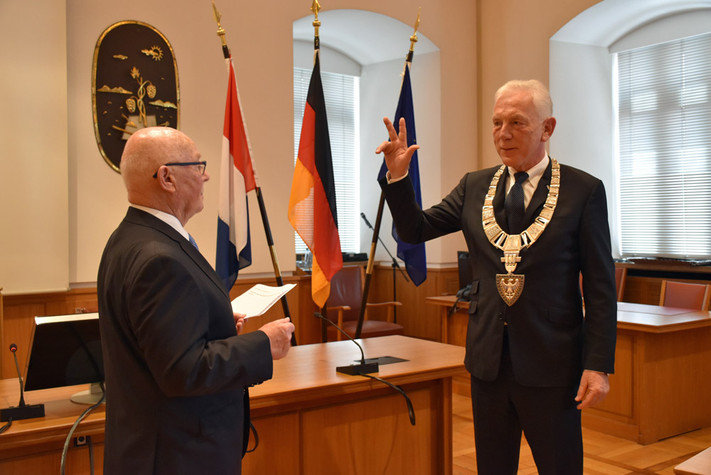Stadtrat Herbert Tabler verpflichtet Oberbürgermeister Harry Mergel. 