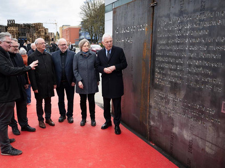 (v.r.) Oberbürgermeister Harry Mergel, Archivleiterin Miriam Eberlein, Bernhard Löffler und Heinz Risel, beide von der Gedenkstätten-Initiative, Bürgermeister Andreas Ringle und Grünflächenamtsleiter Oliver Toellner nehmen eine der Stahlwände am neuen Gedenkort in Augenschein.
