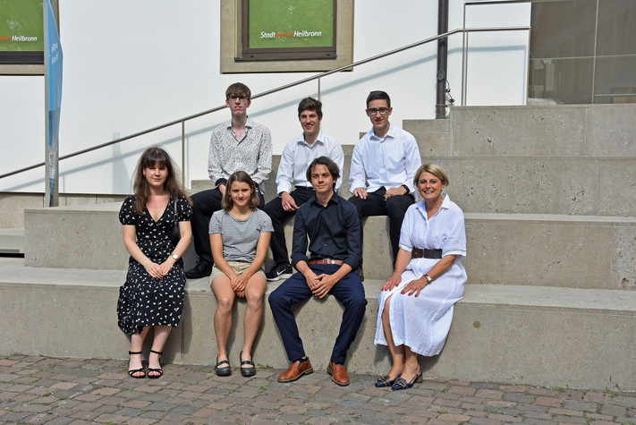 Bürgermeisterin Agnes Christner (r.) mit den Preisträgerinnen und Preisträgern des diesjährigen Robert-Mayer-Jugendpreises