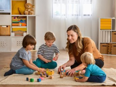 Mutter spielt mit Kindern. Ki-generiertes Foto. Stadt Heilbronn / Jürgen Häffner
