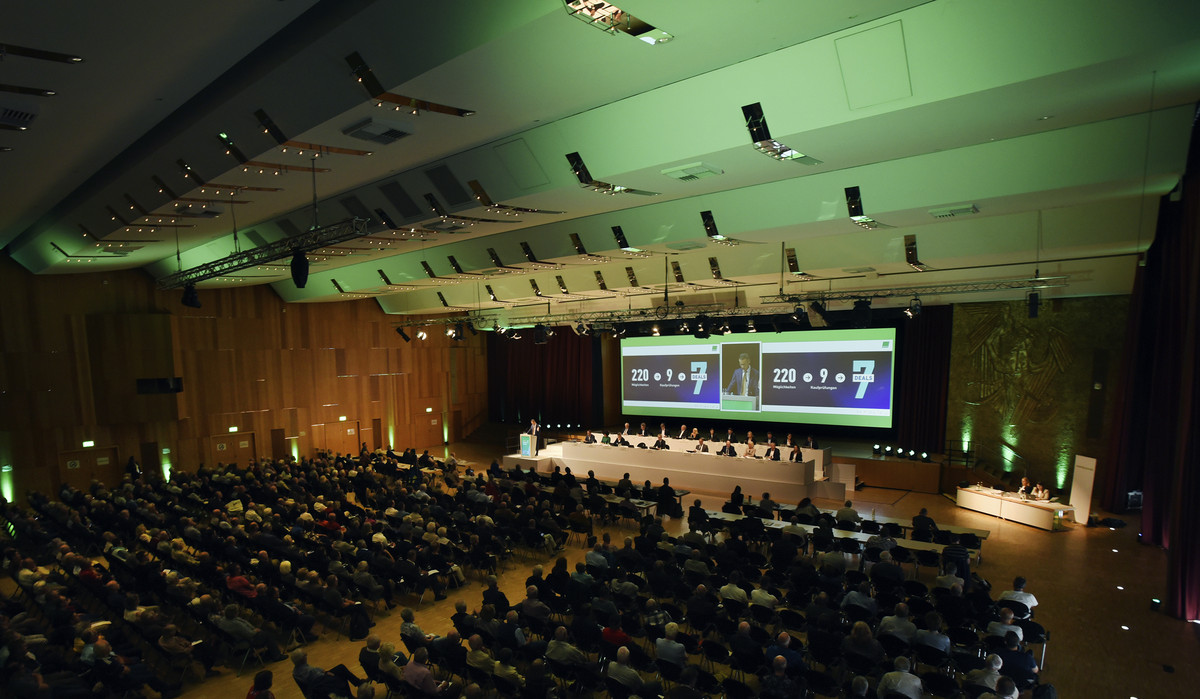 Bechtle Aktionärsversammlung in der Harmonie Bechtle Aktionärsversammlung in der Harmonie