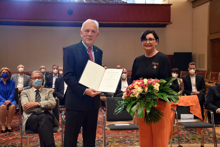 Die Bundesverdienstkreuzträgerin Sibylle Mösse-Hagen mit Oberbürgermeister Harry Mergel