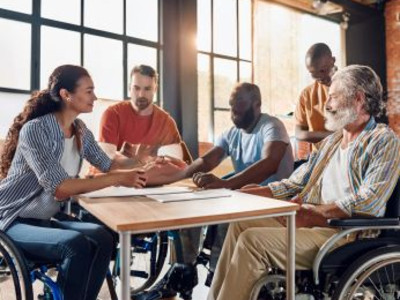 Man sieht eine Gruppe Erwachsene an einem Tisch/ KI generiertes Bild