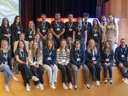 Das Bild zeigt eine Gruppe Auszubildender und Betreuender der Stadtverwaltung beim Vorbereiten einer Veranstaltung in der Harmonie.