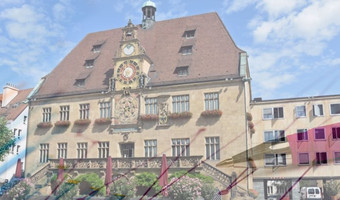 Man sieht das Rathaus und ein symbolisches Balkendiagramm