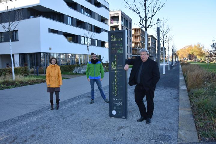 Bürgermeister Wilfried Hajek mit Janine Schubert und Stefan Papsch vom Amt für Straßenwesen an der neuen Fahrradzählsäule